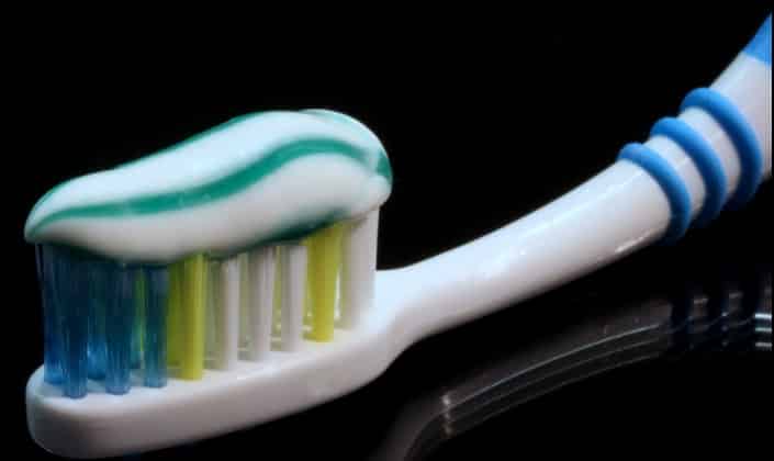 Brosse à dent et dentifrice